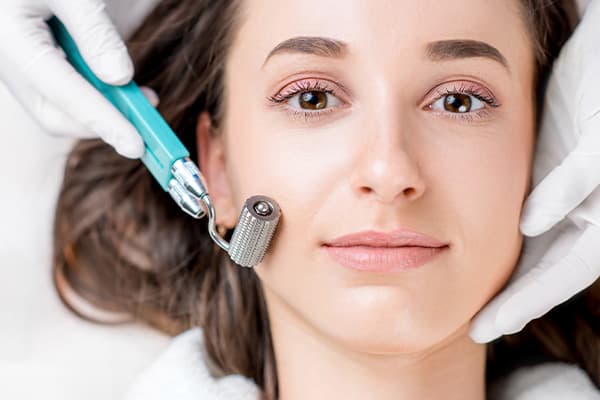 معجزه میکرونیدلینگ صورت چیست؟ 6 مزیت اصلی نیدلینگ برای لک صورت