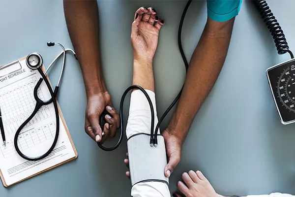 فشار خون بالا چیست؟ علت افزایش فشار خون، عوارض هایپرتنشن و راه درمان فشار خون بالا ناگهانی در منزل