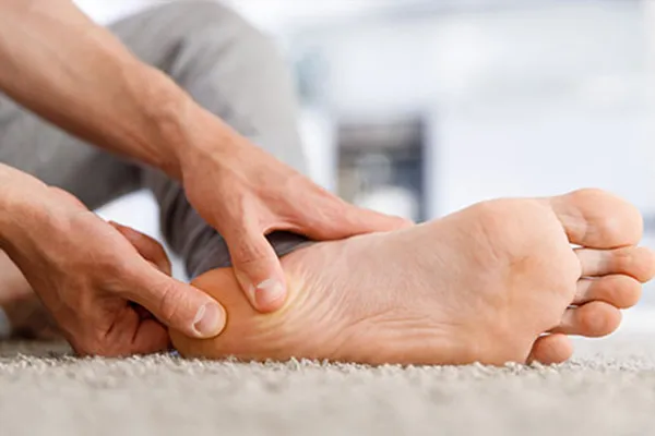 از کجا بفهمیم خار پاشنه داریم؟ علت و خطرات خارپاشنه پا چیست؟
