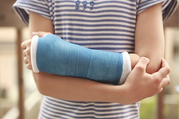 علائم شکستگی دست چیست؟ طول درمان شکستگی مچ دست