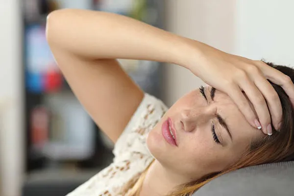 علائم اولیه مننژیت چیست و چه چیزی باعث مننژیت می شود؟ عوارض مننژیت مغزی ویروسی و باکتریایی