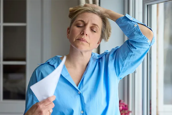 یائسگی چیست؟ سن طبیعی شروع اولین علائم یائسگی زنان