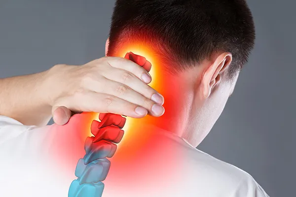 شایع ترین علائم دیسک گردن: علت، درمان خانگی و جراحی دیسک گردن