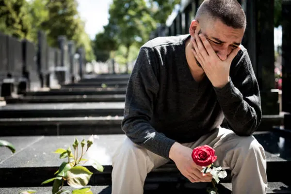 5 مرحله سوگ چیست و چقدر طول میکشد؟ راههای کمک به فرد در سوگواری